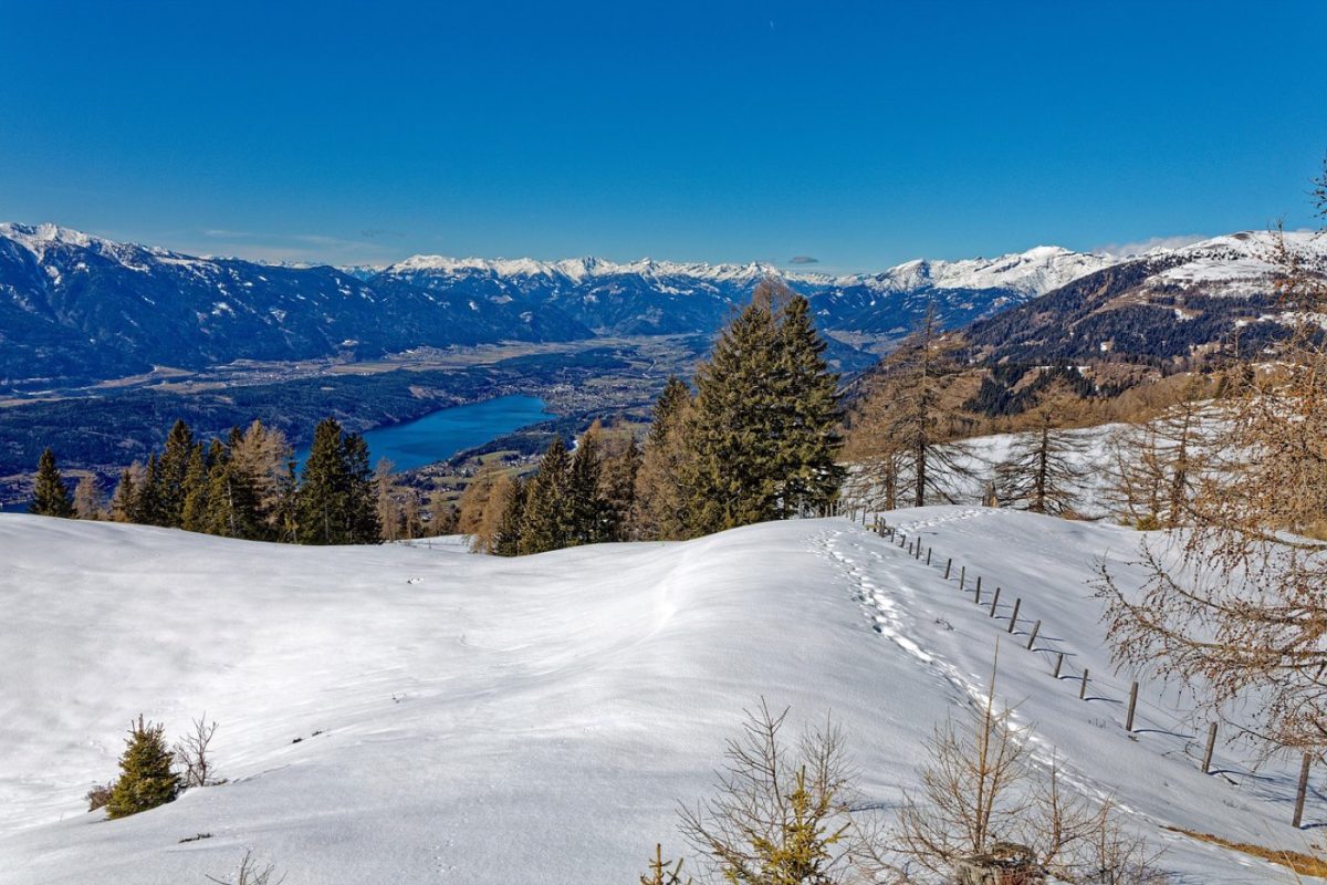 Itinéraire facile autour d'un lac avec cascade