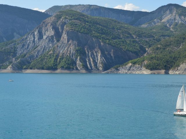 Lac de Rabodanges : Pourquoi l&rsquo;interdiction de baignade inquiète-t-elle tant ?