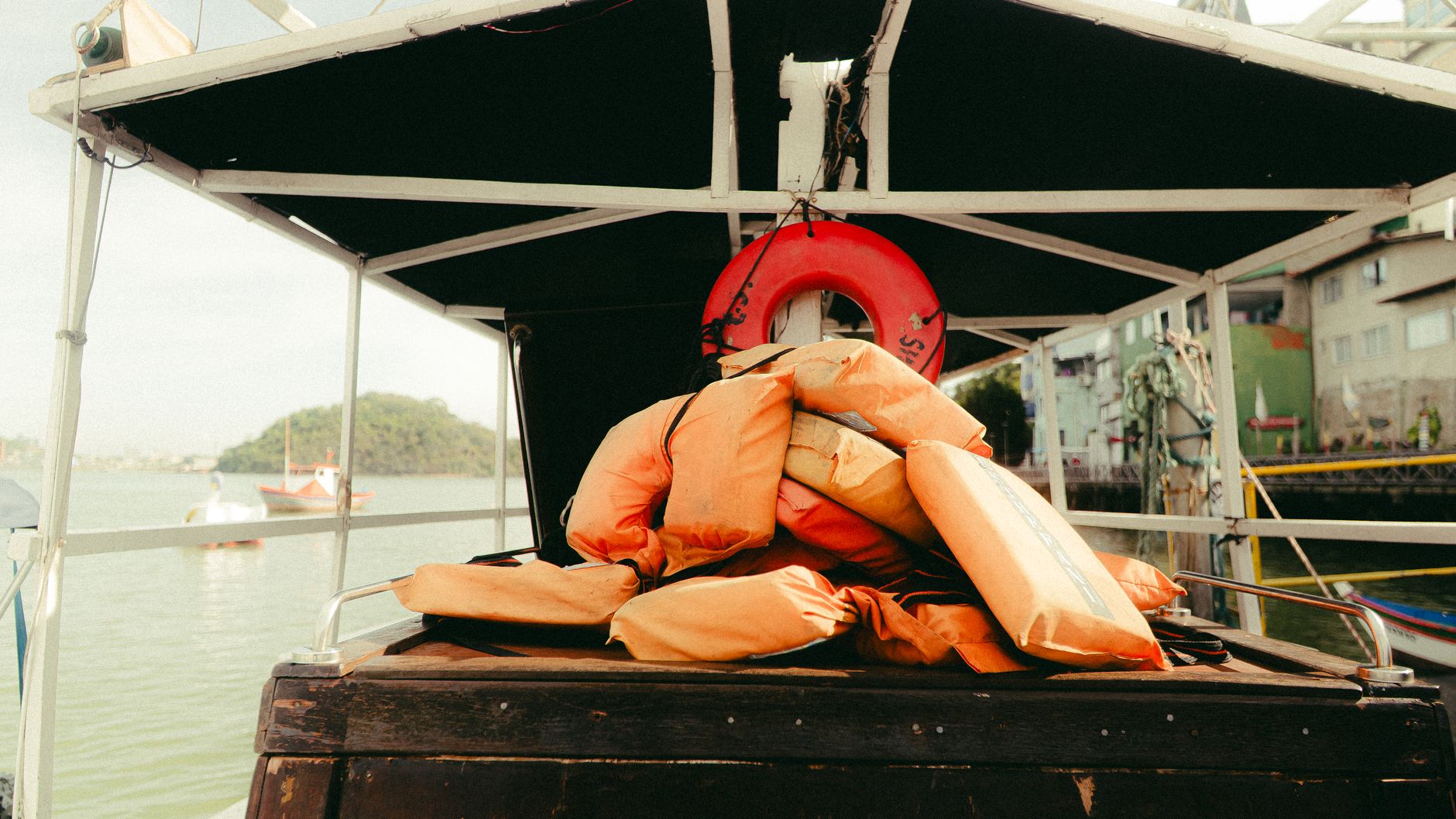 Comparatif ponton vs deck boat