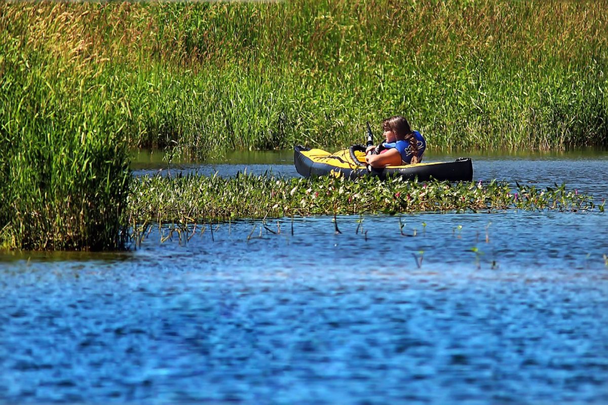 Meilleurs kayaks pour randonnée lacustre : guide et choix