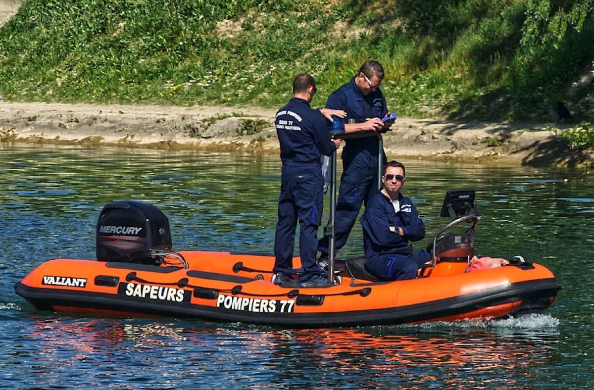 Semi-rigide vs bateau de promenade pour sorties lacustres